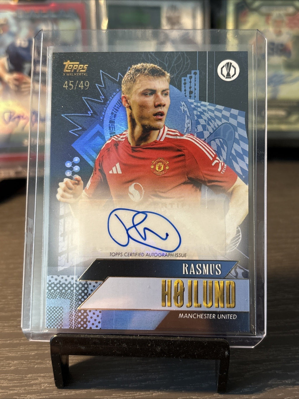 RASMUS HOJLUND 2024-25 Topps UCC Gold BLUE REFRACTOR Auto SP /49 Manchester