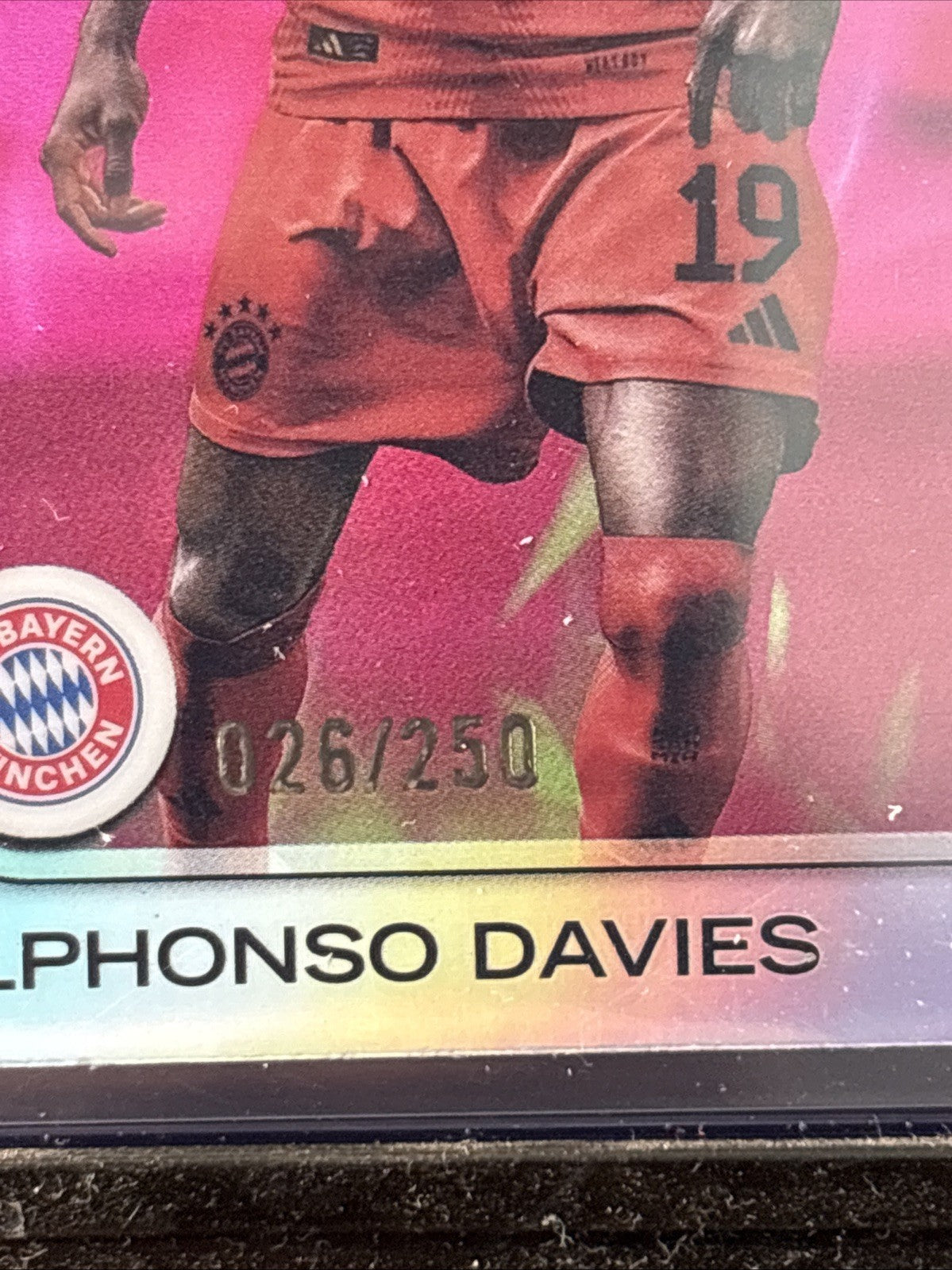 Alphonso Davies - Pink Lava /250 Bayern München Topps Chrome UCC 24/25